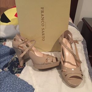 Nude peep-toed pumps